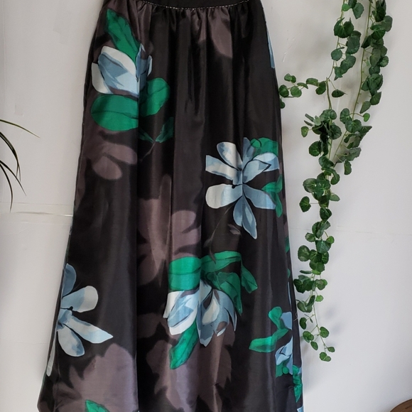 - Lord &Taylor  Maxi Skirt - Picture 6 of 8